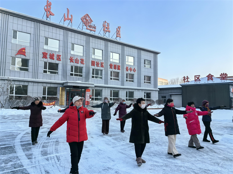 吉林省长春市宽城区长山花园社区的健身舞队正在练习，为演出做准备。记者 王海跃摄